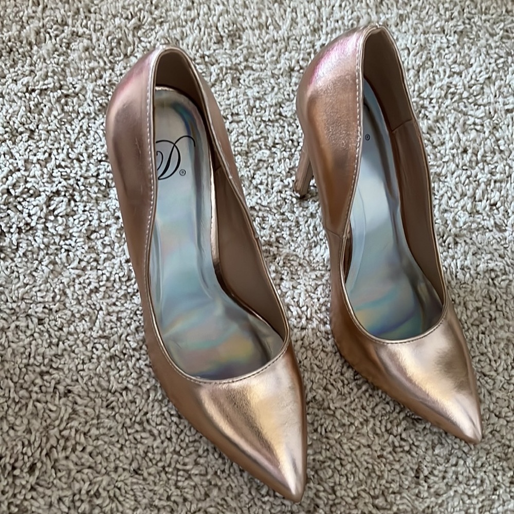 Gold Heels Size 7 - Picture 2 of 7